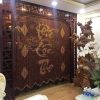 Rèm hạt gỗ hương treo cửa phòng khách