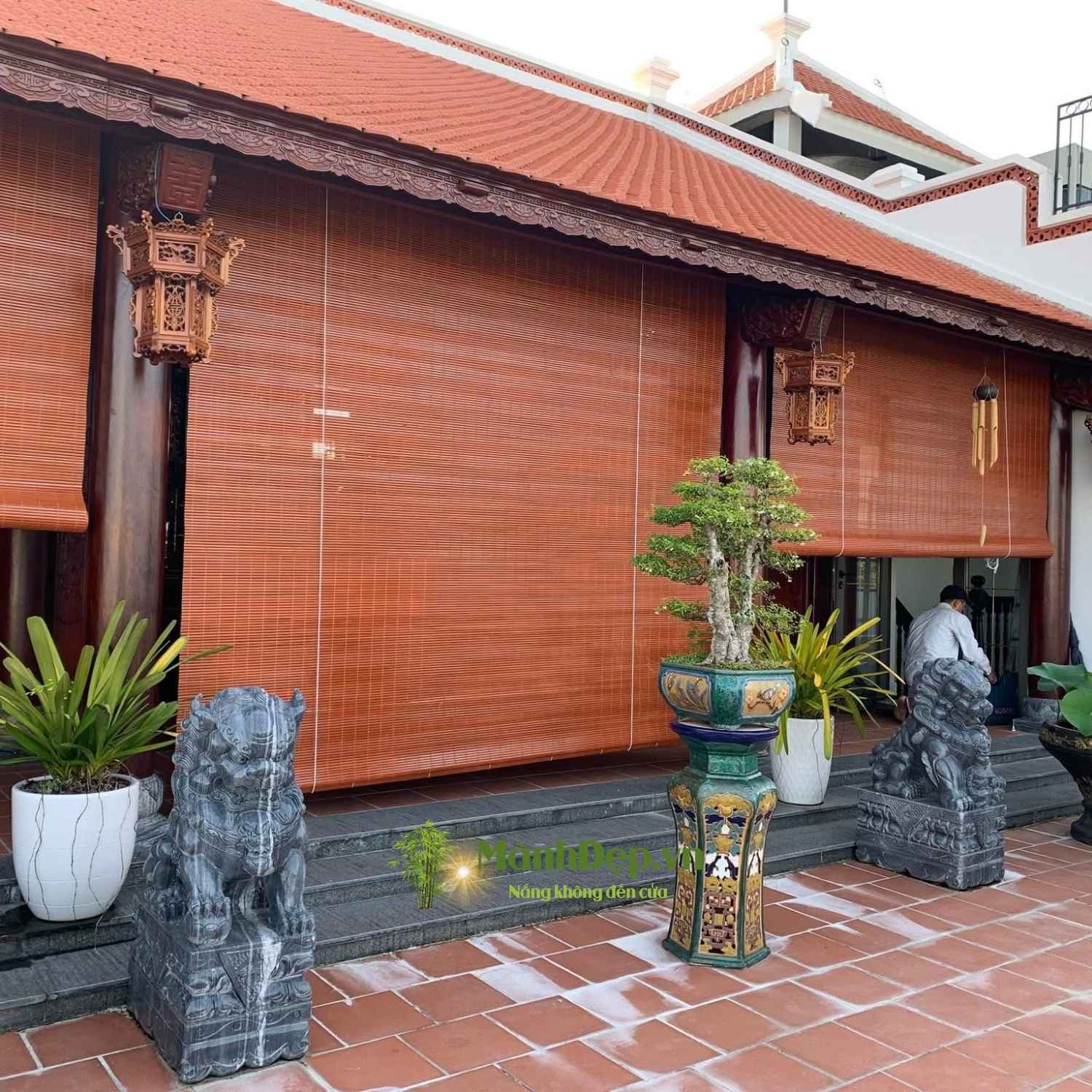 Mành tre che nắng mưa nhà hàng sơn màu đỏ