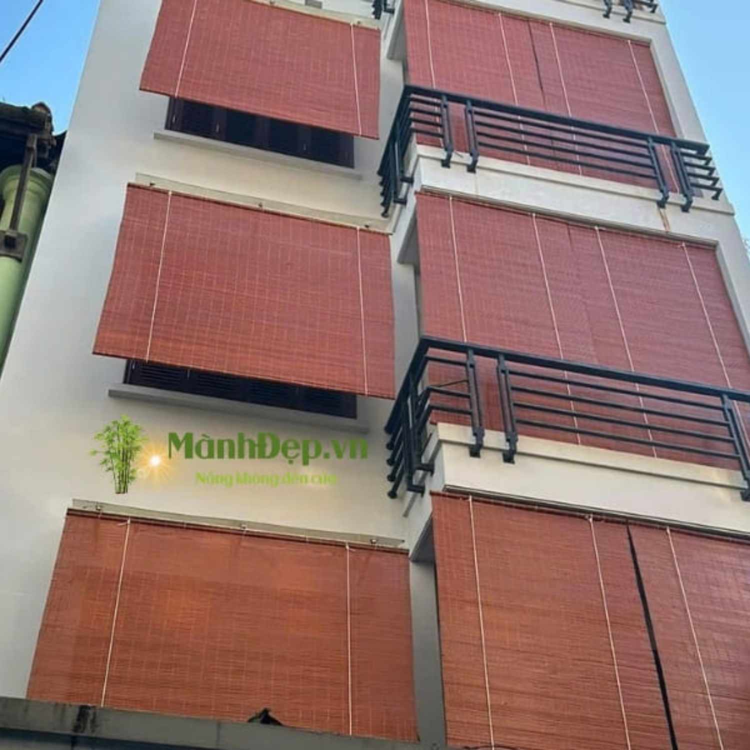 Mành tre cho chung cư màu đỏ