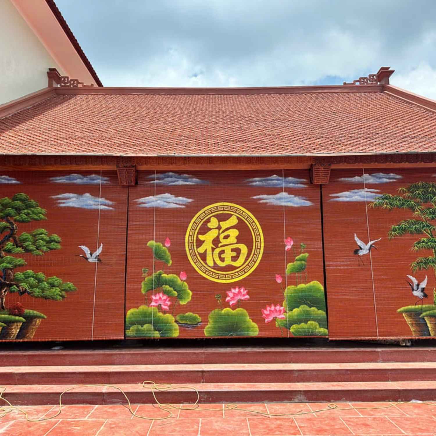 Mành tre nhà thờ màu đỏ